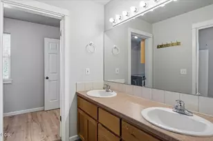 21328 Oakview Dr, Bend, OR 97701 - Photo 29