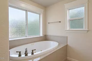 3631 Creek View Dr, Medford, OR 97504 - Photo 15
