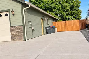 1052 Kensington Ct, Central Point, OR 97502 - Photo 3