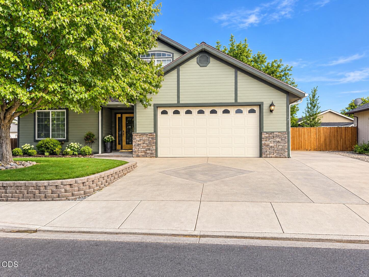 Address A Point 1052 Kensington Ct, Central Point, OR 97502 - MLS 220229549 - Coldwell ...
