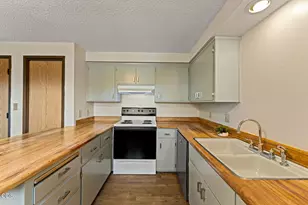 2139 N Keene Way Dr, Medford, OR 97504 - Photo 7