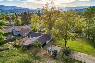 1105 NE Beacon Dr, Grants Pass, OR 97526 - Photo 29