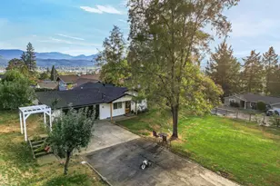 1105 NE Beacon Dr, Grants Pass, OR 97526 - Photo 27