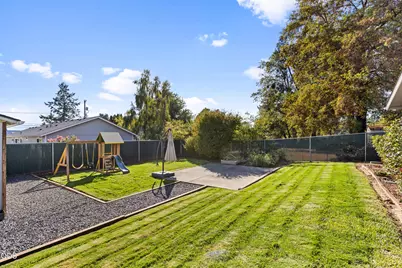 241 NE Savage Street, Grants Pass, OR 97526 - Photo 33