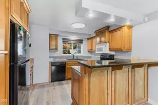 241 NE Savage St, Grants Pass, OR 97526 - Photo 15