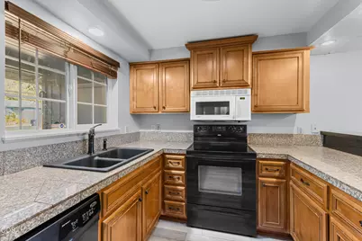 241 NE Savage Street, Grants Pass, OR 97526 - Photo 17