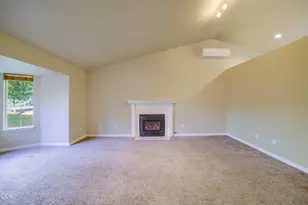 2120 NW Ivy Ave, Redmond, OR 97756 - Photo 3