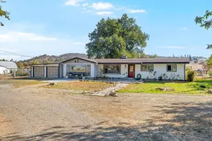 5948 Shady Brook Dr, Central Point, OR 97502 - Photo 1