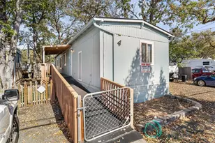 380 W Gregory Rd, Central Point, OR 97502 - Photo 1
