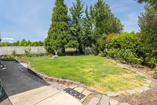 2747 Jessica Cir, Medford, OR 97504 - Photo 43