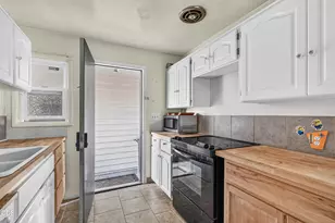 1020 Oak St, Central Point, OR 97502 - Photo 5