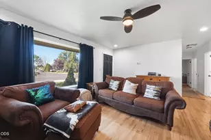1040 SW 15th St, Redmond, OR 97756 - Photo 9
