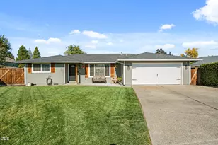 1011 Hermosa Dr, Central Point, OR 97502 - Photo 1