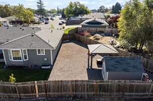 1011 Hermosa Dr, Central Point, OR 97502 - Photo 33