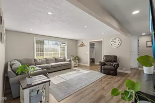 1011 Hermosa Dr, Central Point, OR 97502 - Photo 3