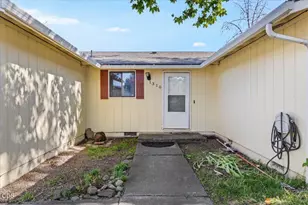 1310 Vista Dr, Central Point, OR 97502 - Photo 3