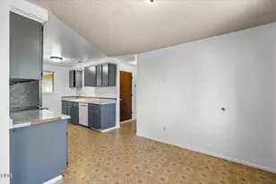 1310 Vista Dr, Central Point, OR 97502 - Photo 9