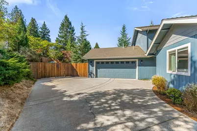 227 Sapphire Court, Grants Pass, OR 97527 - Photo 3