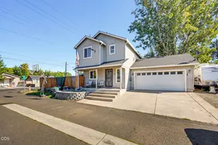 426 Berrydale Ave, Medford, OR 97501 - Photo 1