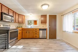 141 SW 15th St, Bend, OR 97702 - Photo 5