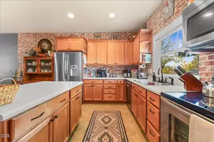 125 N 6th St, Central Point, OR 97502 - Photo 5