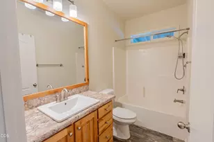 333 Mountain View Dr, Talent, OR 97540 - Photo 15