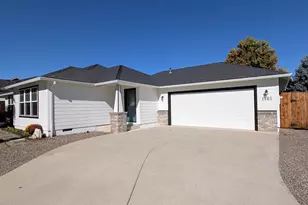 1065 Shayla Ln, Central Point, OR 97502 - Photo 1