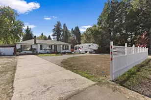 833 Beall Ln, Medford, OR 97502 - Photo 3