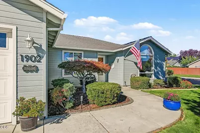 1902 McKenzie Drive, Medford, OR 97501 - Photo 3