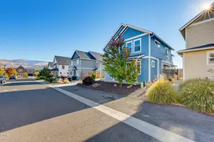 305 Davidson Way, Talent, OR 97540 - Photo 3