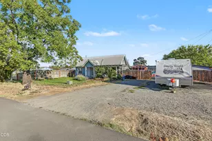 247 Berrydale Ave, Medford, OR 97501 - Photo 3