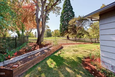 101 Greenway Drive, Medford, OR 97504 - Photo 23
