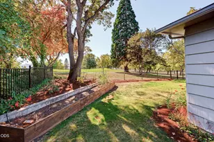 101 Greenway Dr, Medford, OR 97504 - Photo 23