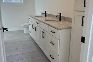301 Oak Valley Dr, Talent, OR 97540 - Photo 3