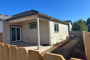 301 Oak Valley Dr, Talent, OR 97540 - Photo 5