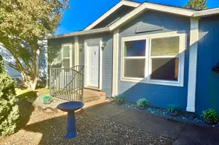 24 Bridgeport Dr, Eagle Point, OR 97524 - Photo 3