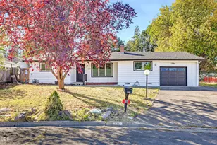 130 Sharon Dr, Phoenix, OR 97535 - Photo 1