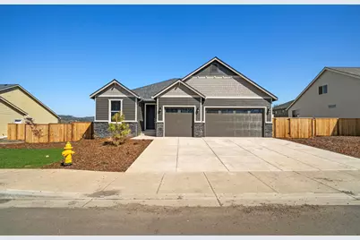 39 Woodlands Drive #560, Eagle Point, OR 97524 - Photo 1