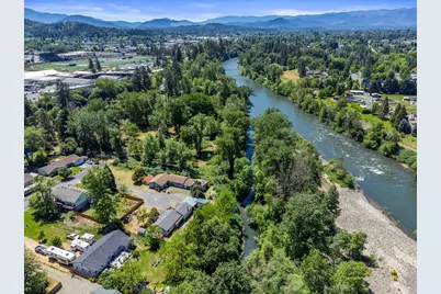 526 Edgewater Drive, Grants Pass, OR 97527 - Photo 1