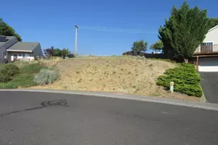 2320 James Martin Ct, Klamath Falls, OR 97601 - Photo 1