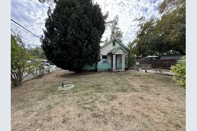 523 SE Riverside Avenue, Grants Pass, OR 97526 - Photo 1