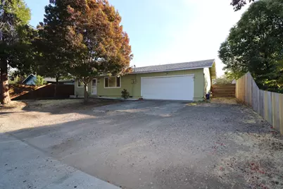 2746 Crater Lake Avenue, Medford, OR 97504 - Photo 1