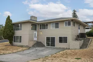 185 SE G St, Madras, OR 97741 - Photo 1