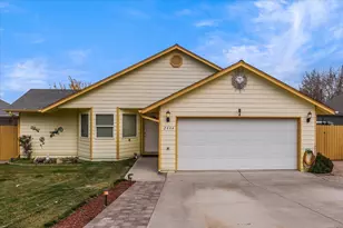 2444 SW 33rd St, Redmond, OR 97756 - Photo 1