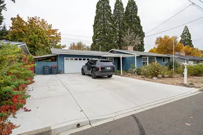 909 Comet Way, Central Point, OR 97502 - Photo 1