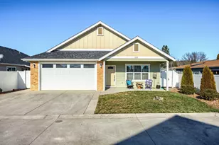 208 SW Blueberry Ln, Grants Pass, OR 97527 - Photo 1