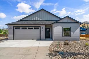 137 Willow Springs Dr, Talent, OR 97540 - Photo 1