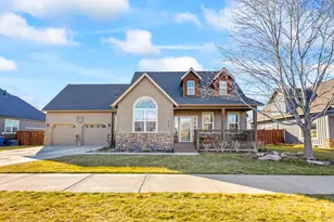 379 SE Pioneer Dr, Prineville, OR 97754 - Photo 1