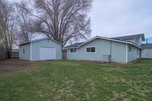 1043 NW Golf Course Dr, Madras, OR 97741 - Photo 1