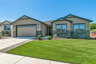 3020 Mt Thielsen Dr, Medford, OR 97504 - Photo 1